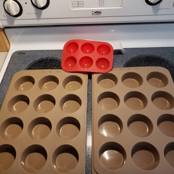 2 large Calphalon slicone baking pans and one small red one. Excellent condition - Picture 1 of 6